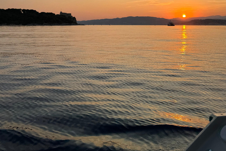 Golf Juan: Sunset Sailing Cruise with aperitif at the Island