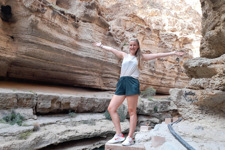 Da Muscat: Avventura a Wadi Shab, Sinkhole e Spiaggia delle Pinne