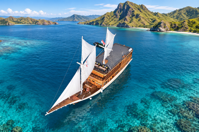 Labuan Bajo: 3-Day Komodo Sailing Luxury Boat with All Fees Deluxe Boat - Private Standar Room (2pax/room)