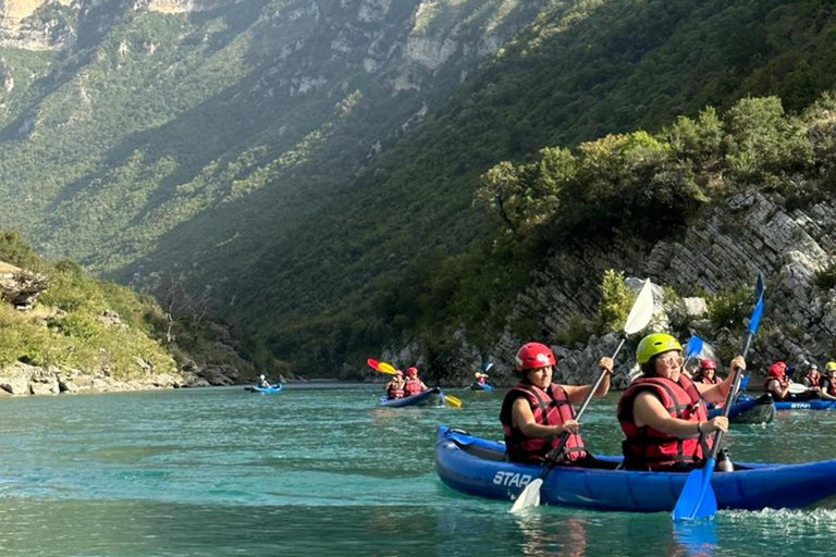 Kayak en el río Viosa - AlbaniaKayak en el río Viosa