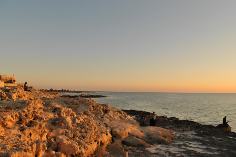 Escapada a Djerbienne: Historia y Puesta de Sol Mágica