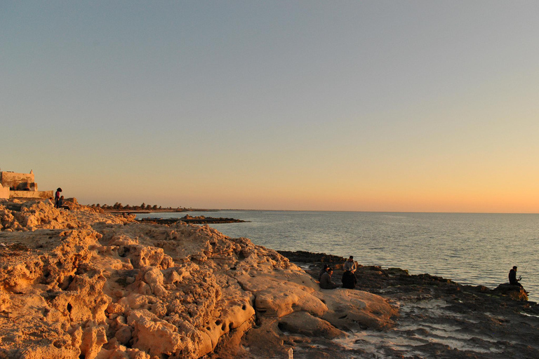 Escapada a Djerbienne: Historia y Puesta de Sol Mágica