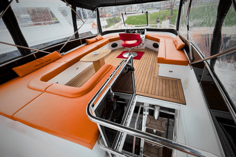 Istanbul: Crociera privata sul Bosforo con uno yacht di lusso