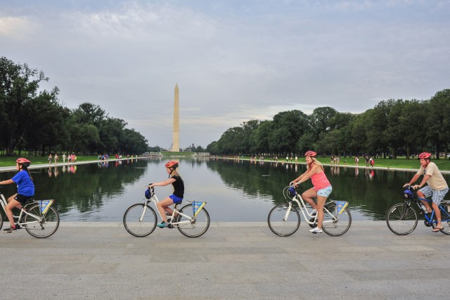 Visit Washington DC Monuments and Memorials Bike Tour in Alexandria, Virginia