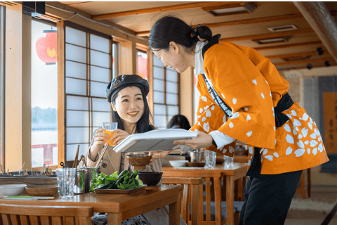 Tokio: Kreuzfahrt mit japanischer Show, Mahlzeit &amp; Tokyo Tower TicketTraditionelle Dinner Cruise mit Show und Tokyo Tower Ticket