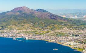 From Naples: Mount Vesuvius Transfer with Entry Tickets
