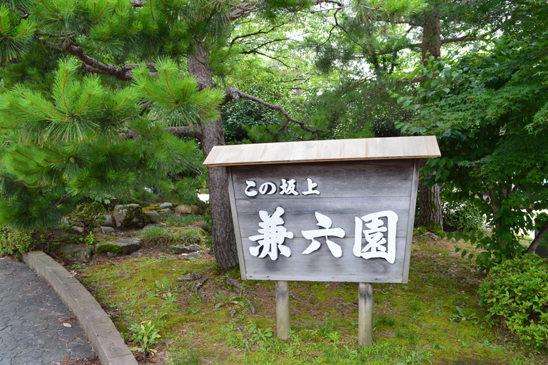 Kanazawa: Private Hidden Waterways, Castle & Kenrokuen Tour