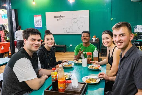 Phnom Penh: Tour gastronomico serale con bevande e Tuk Tuk inclusi