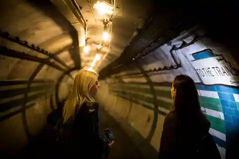 Ukryta wycieczka metrem - Piccadilly Circus: serce Londynu
