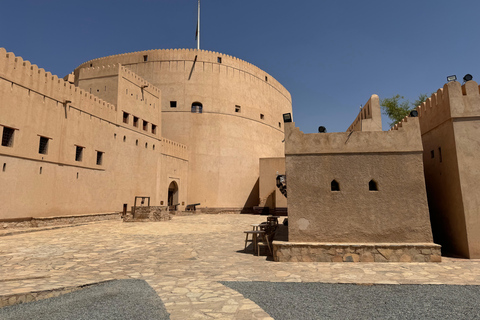 Oman : circuit de 4 jours dans le Wadi, à Sur, dans le désert, à Nizwa et à Mascate