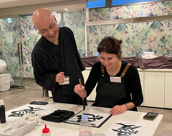 Osaka: Calligraphy Workshop with Tea and Sweets