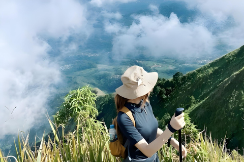 Yogyakarta: escursione guidata al Monte Andong con trasportoYogyakarta: Escursione guidata sul Monte Andong con trasporto incluso