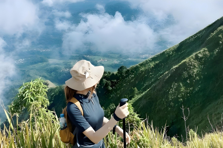 Yogyakarta: escursione guidata al Monte Andong con trasportoYogyakarta: Escursione guidata sul Monte Andong con trasporto incluso