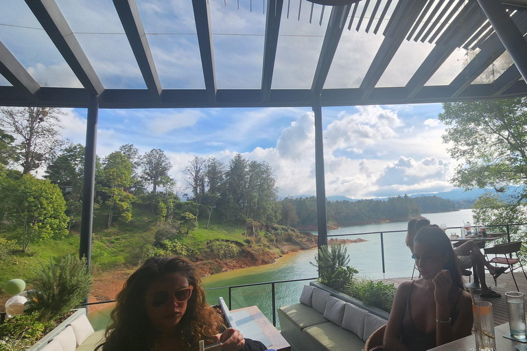 Depuis Medellin : Tour de Guatapé en voiture avec promenade sur le lac Wave Runner