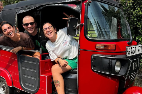 Zanzibar: tour in tuk-tuk di Stone Town al tramonto e mercato notturnoGruppo di 3 o più persone