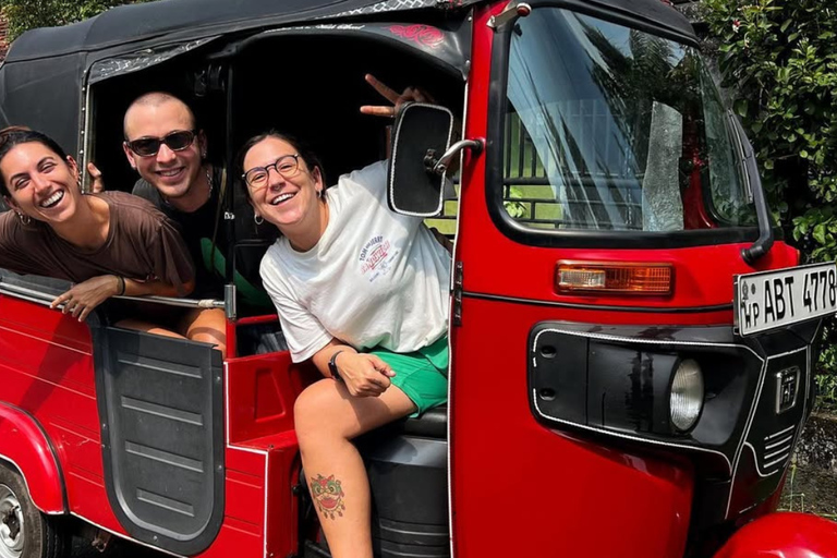 Zanzibar: tour in tuk-tuk di Stone Town al tramonto e mercato notturnoGruppo di 3 o più persone