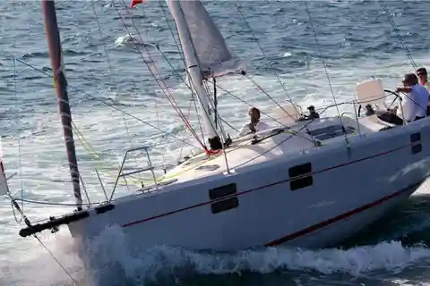 Avventura a Vela: Esplora le Meraviglie della Riviera dei Ciclopi (Catania)