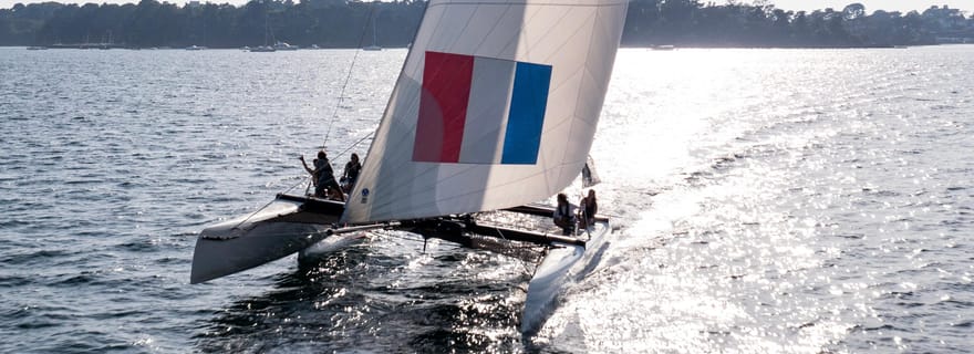 Embarquez à Larmor-Baden: pour une découverte de notre catamaran Extrême 40