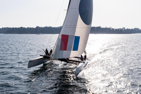 Embarque em Larmor-Baden: para descobrir o nosso catamarã Extrême 40.Navegação de dia inteiro, às 6h30.