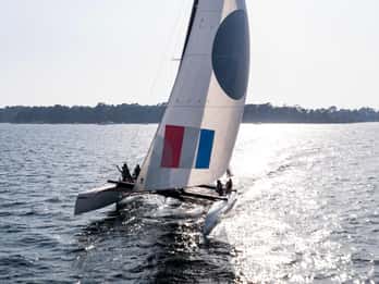 Embarquez à Larmor-Baden: pour une découverte de notre catamaran Extrême 40