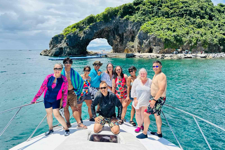 Boracay: Private Yacht Cruise with Snorkeling & Snacks Boracay Private Yacht Cruise: Medium Yacht