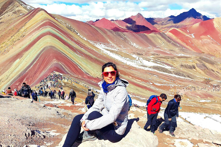 Cuzco: Excursión de un día a la Montaña del Arco Iris y el Valle Rojo con comidas