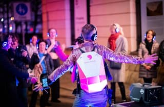 Berlin: Spaziergang und Tanz – Silent Disco Tour mit 80er-/DJ-Favoriten