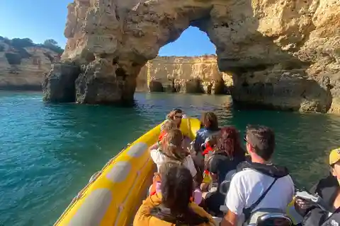 Vilamoura: Boat tour trough Algarve Coastline Highlights