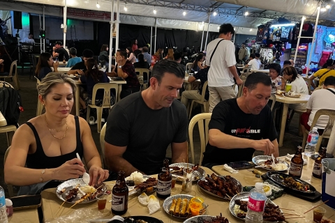 Cuisine de rue à Makati avec un guide de la région