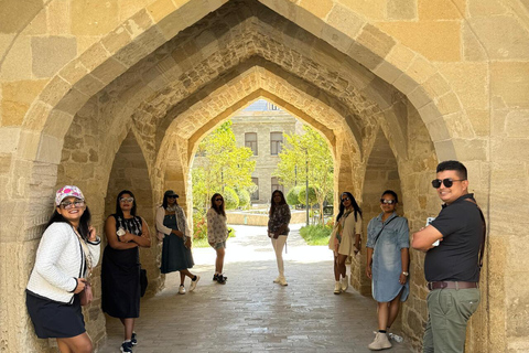 Baku: tour a piedi della città vecchia incluso Tè e baklava dell&#039;AzerbaigianBaku: tour a piedi della città vecchia con Tè e baklava dell&#039;Azerbaigian