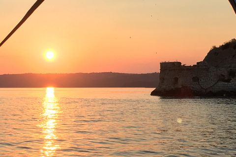 Chania: Private Tagestour auf dem Segelboot mit Essen und GetränkenChania: Privater Segelboot-Tagesausflug mit Essen und Getränken