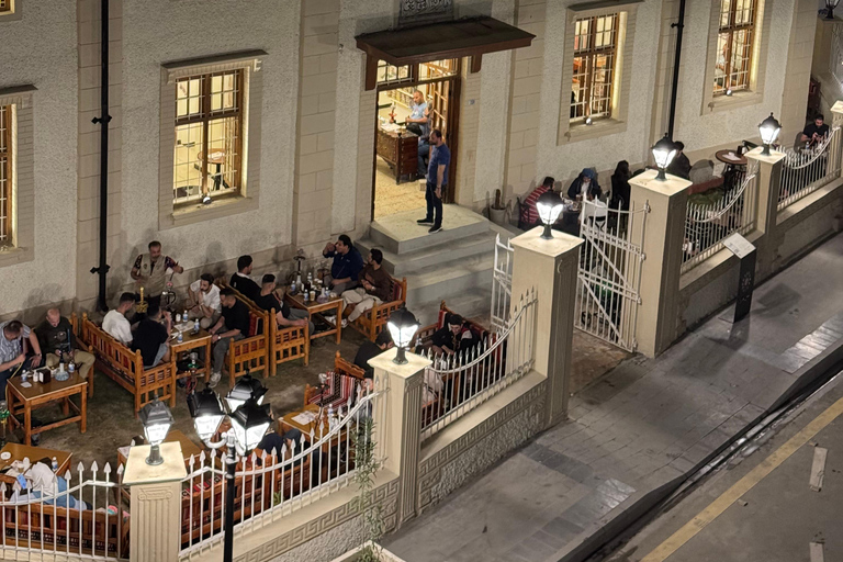 巴格达：在历史咖啡馆与当地人共饮茶、叙闲谈巴格达：在历史悠久的咖啡馆里与当地人喝茶聊天