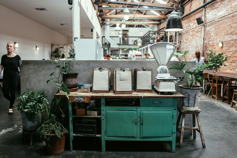 Tbilisi: Tour del cibo di strada alternativo della Riva Sinistra con bevande