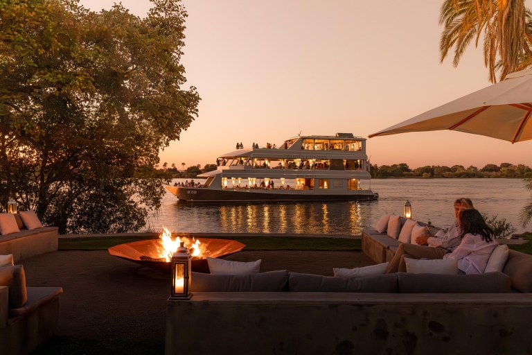 Victoria Falls: cruise bij zonsondergang en diner in The EateryCruise bij zonsondergang op het luxe dek en diner in The Eatery
