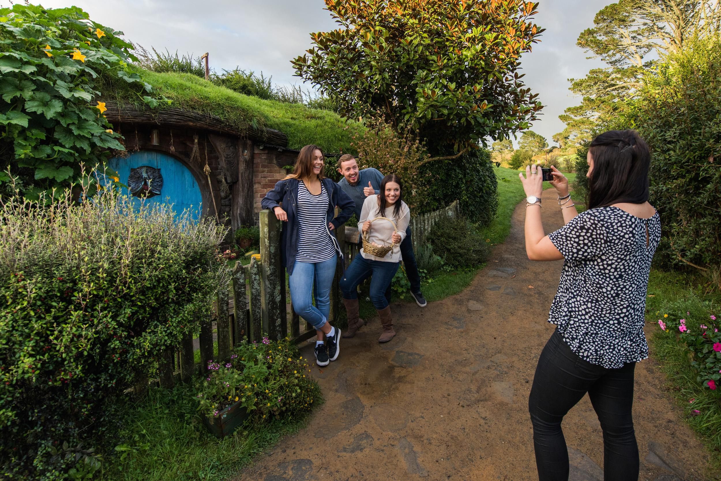 Rotorua: One-Way Trip nach Auckland über Hobbiton & Waitomo