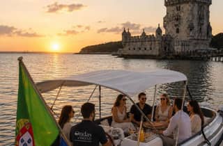 Lissabon: Luxus-Bootsfahrt zum Sonnenuntergang mit Getränken & Pizza