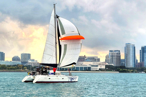 Chicago: Privates Katamaran-Segeln für bis zu 12 PersonenChicagos größter Katamaran Private Sail 3 Std.