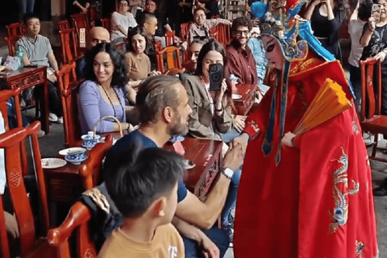 Chongqing: All-Inclusive Pass to Huguang Guild Hall, Zui Bayu Show, and Tea