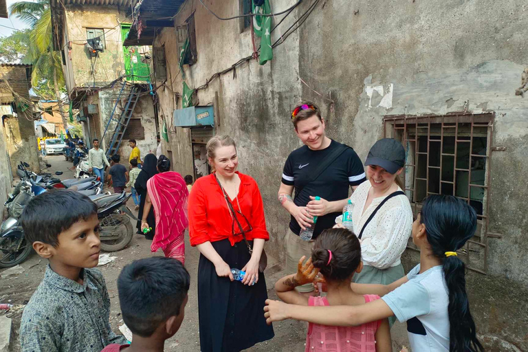 Mumbai: Visita a los barrios bajos de Dharavi Grupo reducido de Local-Support LocalPaseo por la barriada de Dharavi de la mano de un lugareño