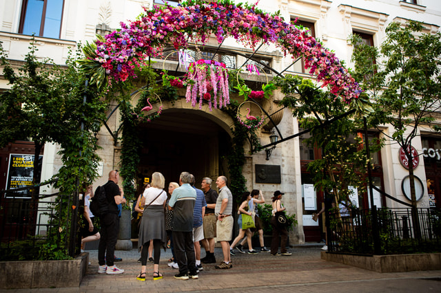 Budapest: Ruin Bars Walking Tour with Drinks and Snacks