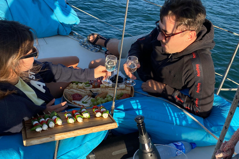 Lisbonne : "Sunset" &amp; "Day Tours" en bateau, avec boisson et musiqueLisbonne : "Tour en bateau privé au coucher du soleil", avec boissons et musique