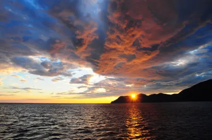 Cinque Terre: Kreuzfahrt bei Sonnenuntergang mit Aperitif an Bord