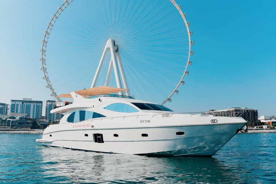 Dubai: Instagram-Yachttour mit Getränken und Blick auf Ain/JBR. Foto: GetYourGuide Dubai: Instagram-Yachttour mit Getränken und Blick auf Ain/JBR. Foto: GetYourGuide