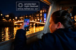 Amsterdam: Luxus-Bootsfahrt zum Lichterfest, Guide vor Ort & Drinks