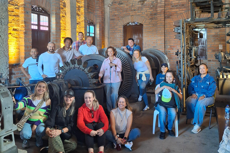 Medellín: tour privato delle Comunità 13 e 3 con funiviaMedellín: tour privato dei quartieri 13 e 3 con funivia