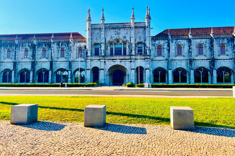 Lisbonne : Visite privée en tuk tuk avec photos polaroïd gratuitesLisbonne : Visite de la vieille ville et de Belem en Tuk Tuk (3,5 heures)