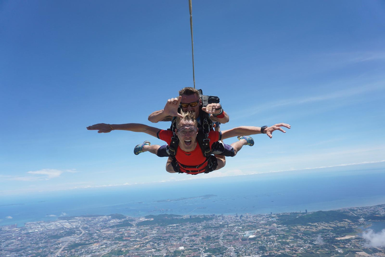 Thaïlande : Saut en parachute en tandem au-dessus de la côte estService de navette pour Bangkok