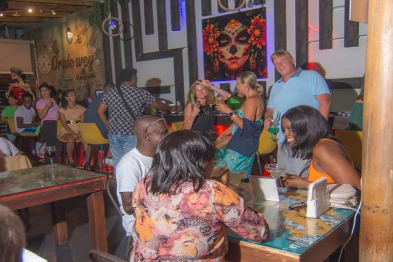 جولة خاصة في الحياة الليلية في بافارو مع المشروبات والمرشدخاص: جولة في الحياة الليلية في بافارو مع 