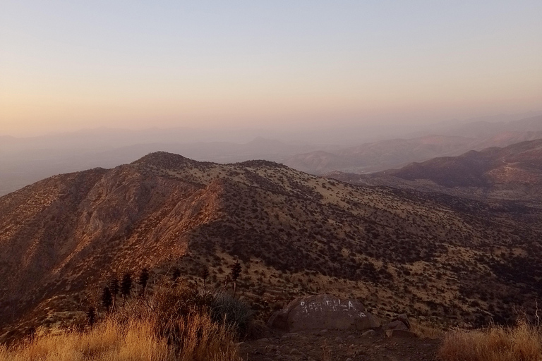 Santiago: Privéwandeling naar Manquehue Hill bij zonsondergang