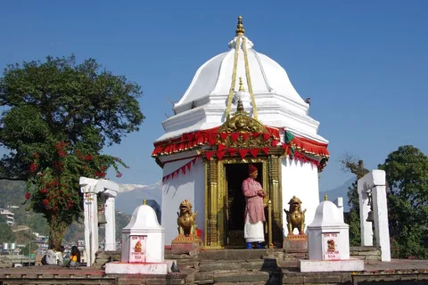 Pokhara: City Sightseeing Group Budget Bus Tour